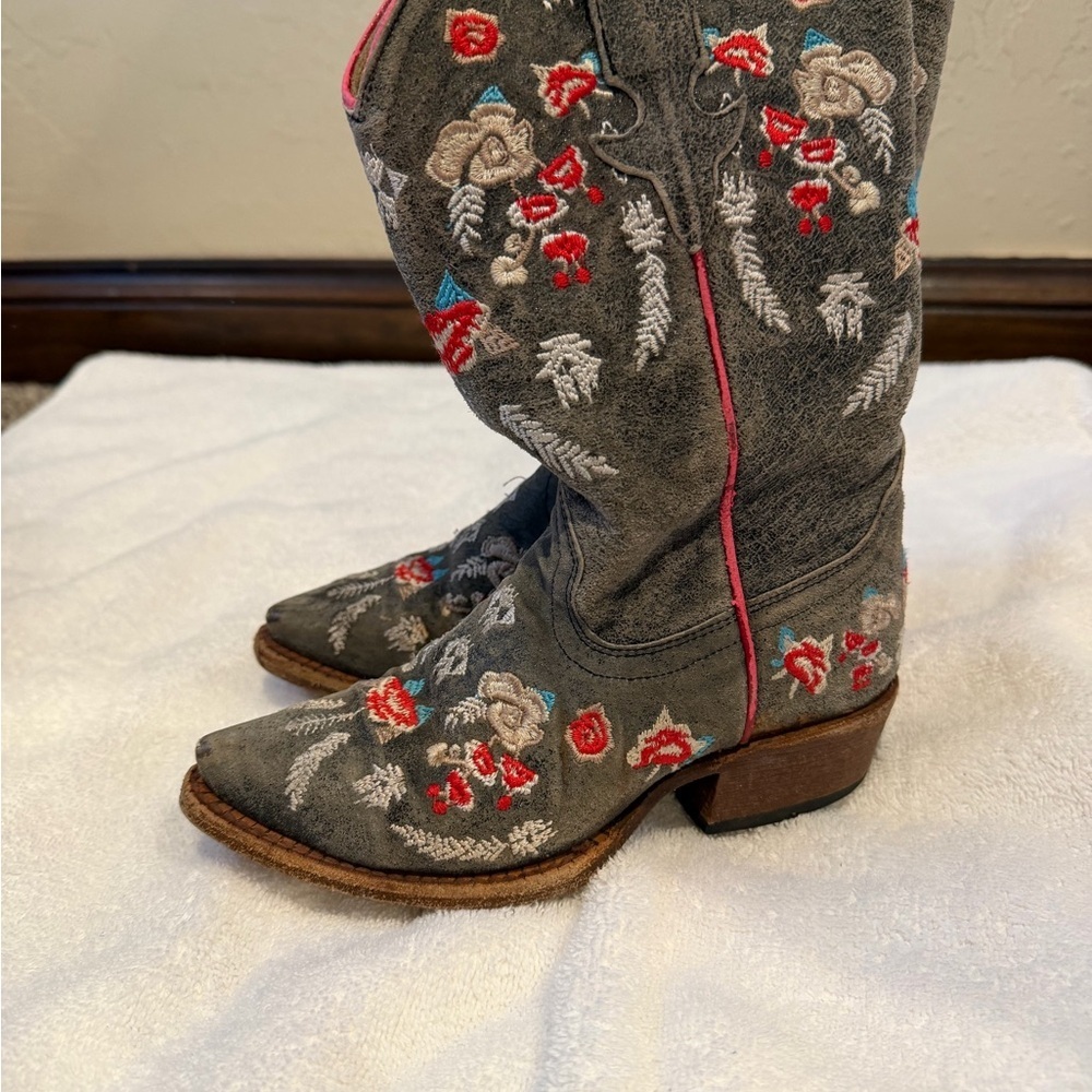 Macie Bean western boots with floral embroidery size kids 11 leather